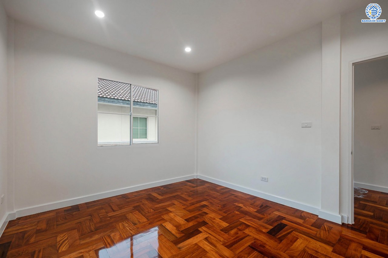 บ้านมือสองตกแต่งใหม่ โครงการ นันทวัน พระราม5 ตกแต่งหรูหรา หลังใหญ่กว่า 62 ตร.ว. ฟังก์ชันจัดเต็ม 3 ห้องนอน 2 ห้องน้ำ จอดรถได้ 2 คัน รองรับทุกความสุข ทำเลเดินทางสะดวก ใกล้ทางด่วน "กาญจนาภิเษก" และรถไฟฟ้า "สถานีบางรักใหญ่"...